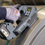 Operario usando la flejadora de bateria Evo, con bateria de 18V