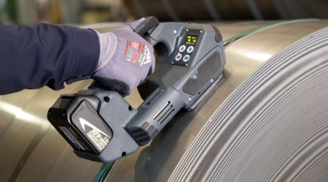 Operario usando la flejadora de bateria Evo, con bateria de 18V