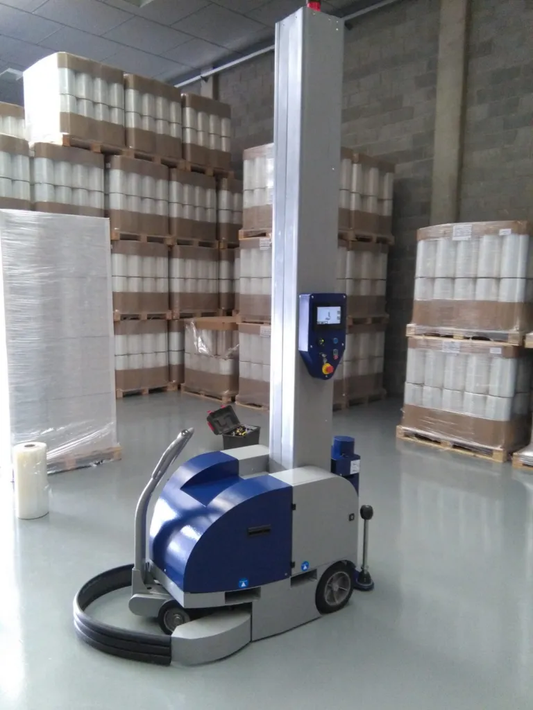 Enfardadora semiautomática aplicando film estirable a un palet