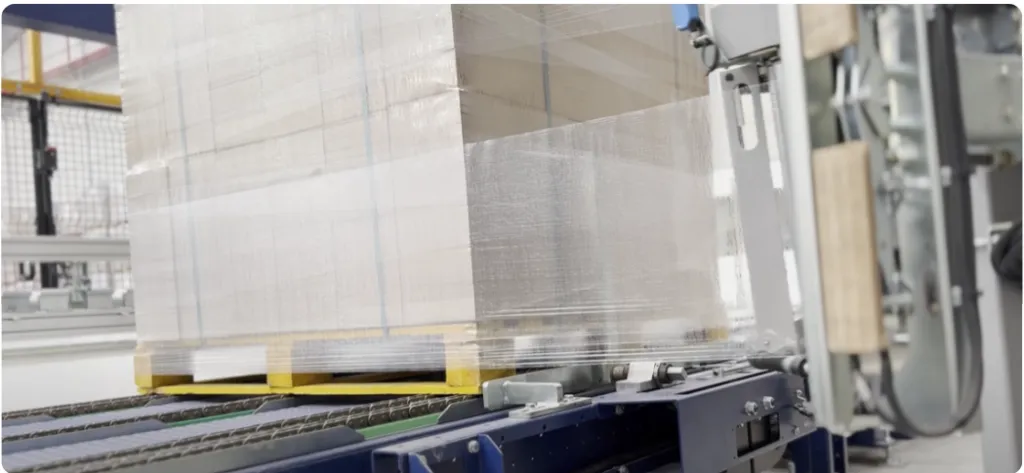 Foto de un pallet envuelto con film estirable en un almacén.