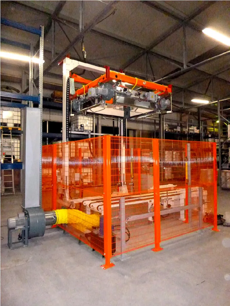 Sistema de retractilado automático de palets en final de línea industrial con protección perimetral y aplicación de film.